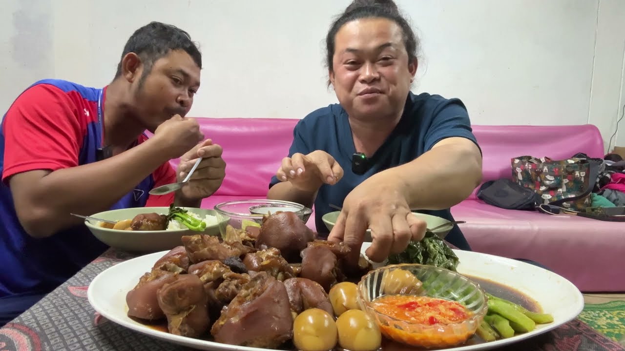 พะโล้หรือขาหมู เมนูนี้นายหูดำทำอร่อยสุดๆน้ำจิ่มรสเด็ดบอกได้เลยว่าอร่อยแบบเกินบรรยาย