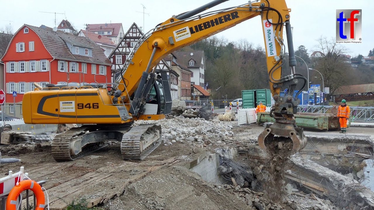LIEBHERR R 946 m. 3 Anbaugeräten, Abbruch Aspacher Brücke Backnang 19.02.2018.