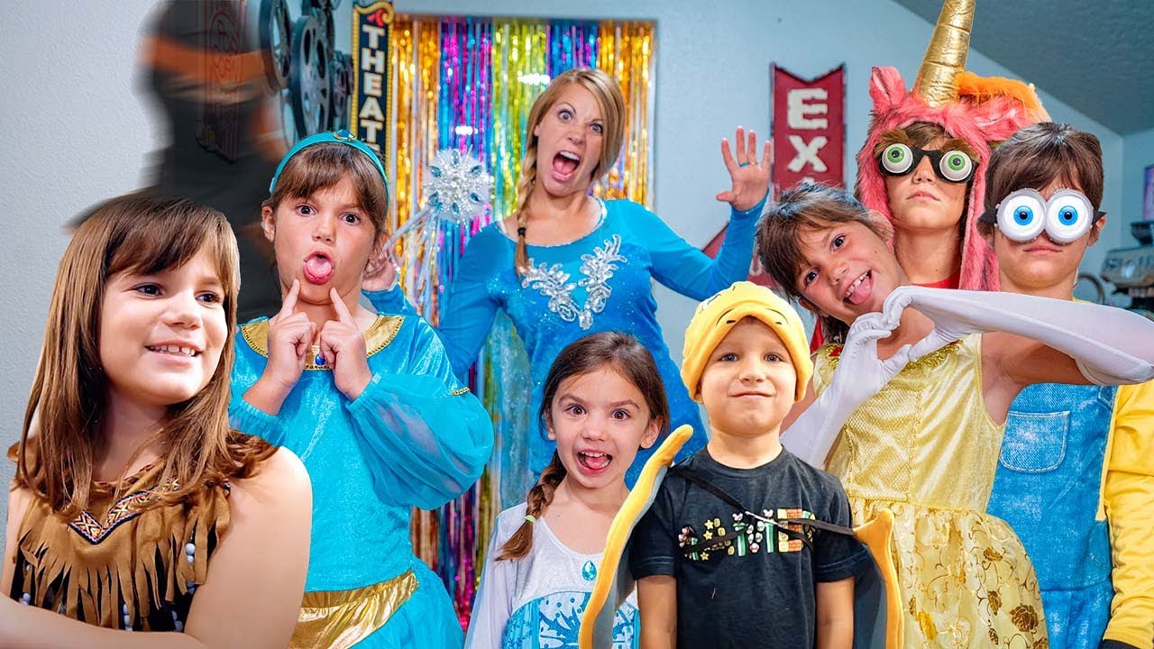 Elsa&rsquo;s Costume Fashion Show with MAGIC Doorway Portal!