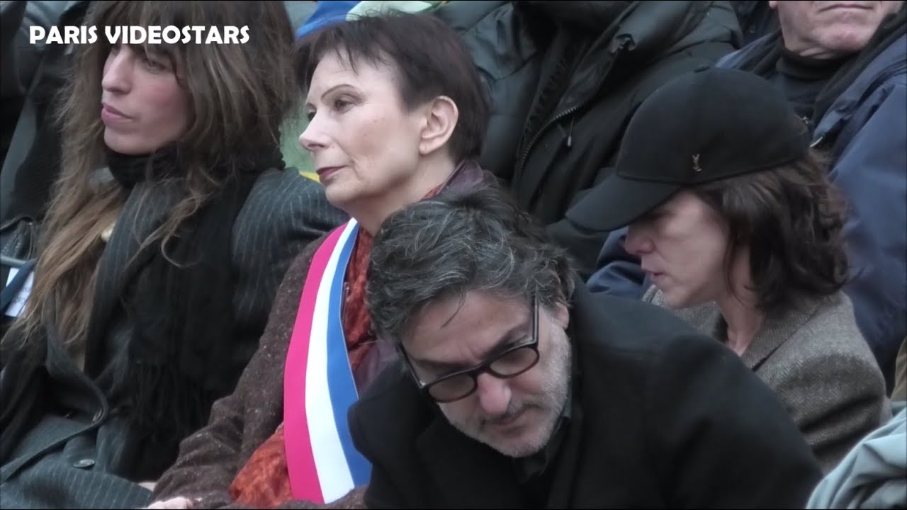 Charlotte Gainsbourg Yvan Attal, Lou Doillon arrivent à l'Hommage Jane Birkin Paris 13 décembre 2025