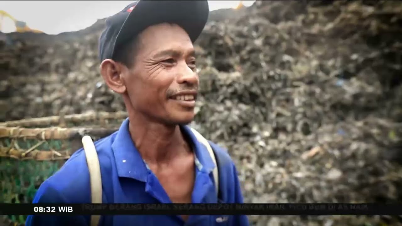 Mengais Rezeki di Tengah Gunung Sampah Kota