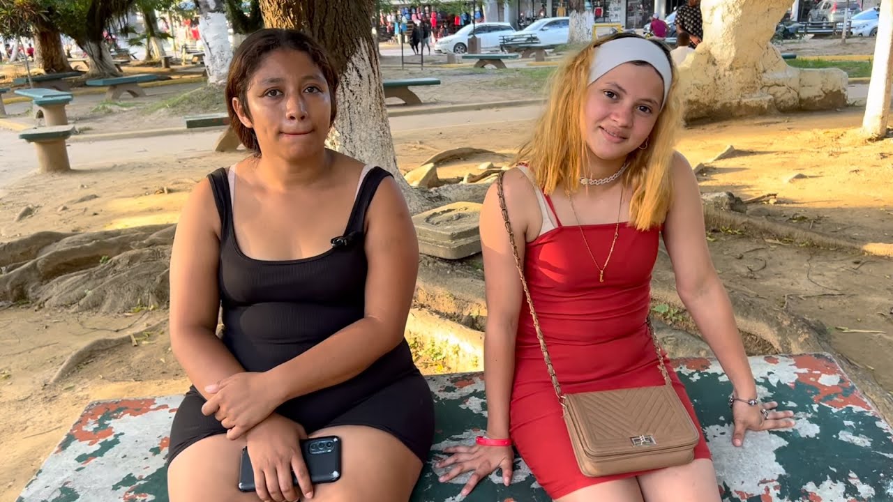 Con Danely y la Popi en el Parque Central de Tocoa Colon Honduras..😁😁
