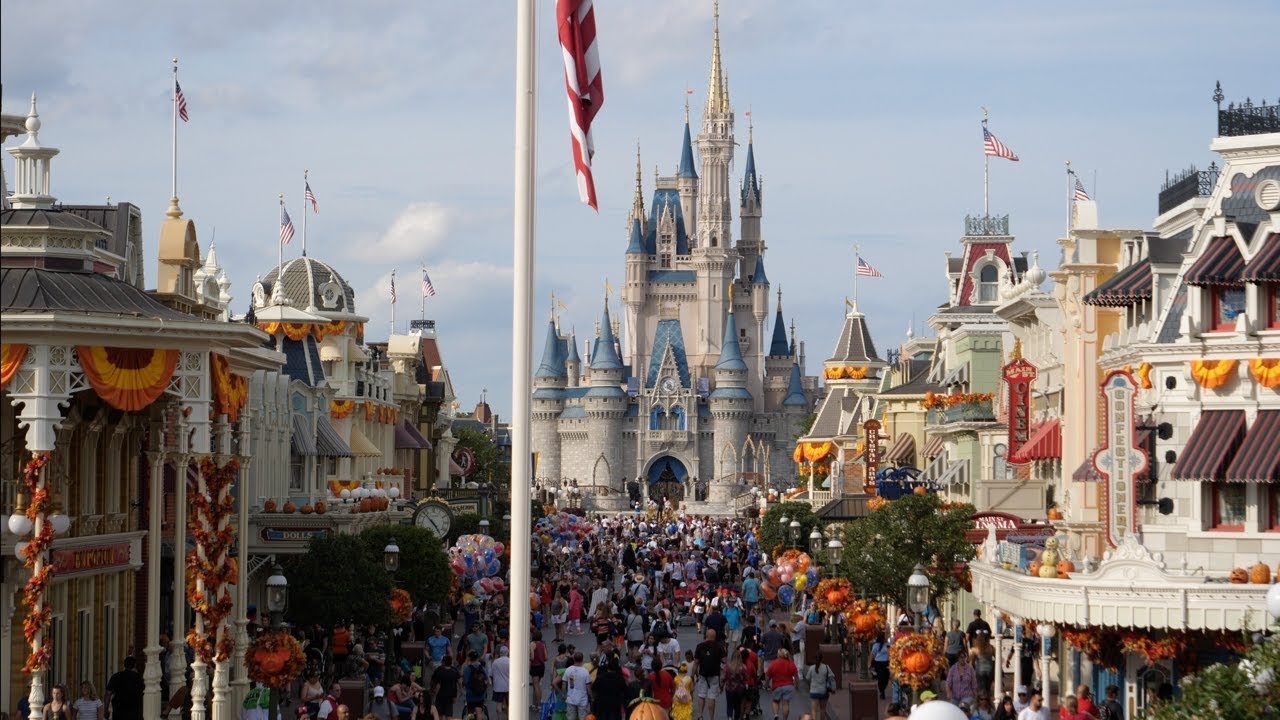 Are Crowds Lower at Magic Kingdom Before a Halloween Party? | Walt Disney World 2019 Orlando Florida