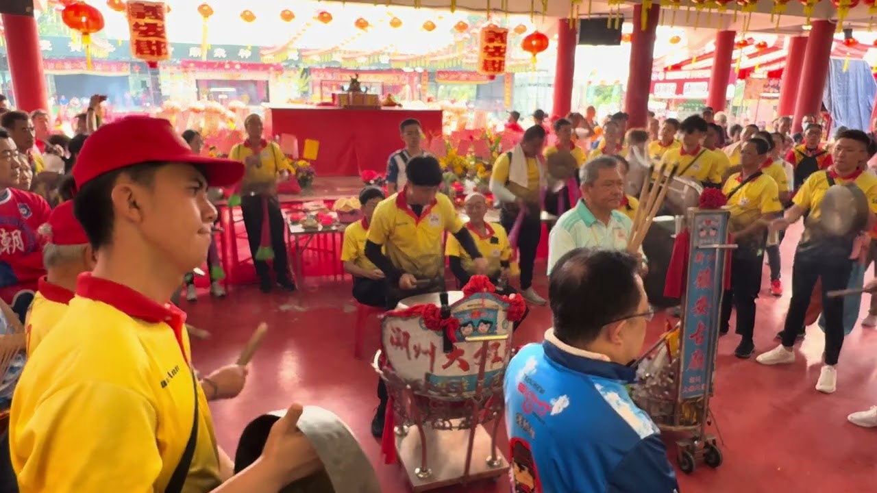 【行宫】柔佛古庙2025乙已年众神回銮～ 潮州大鑼鼓隊~ 参拜￼￼￼主神～￼元天上帝￼￼￼￼ @ 行宫 19 Feb2025 #柔佛古庙游神