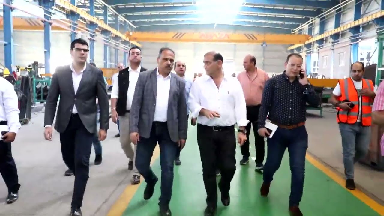 محافظ الشرقية يزور المنطقة الصناعية بالزوامل ويتفقد شركات صناعة وسائل النقل والكيماويات والكرتون