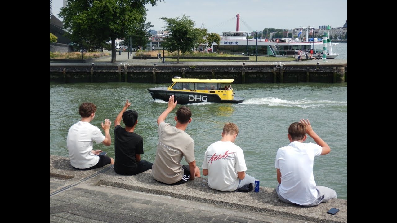 Waterbus reis van Rotterdam naar Dordrecht met fotografische beelden