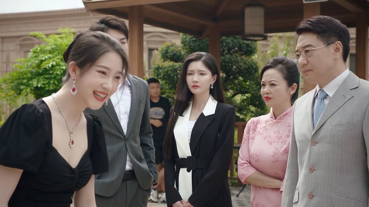 👠原来被嫌弃的灰姑娘才是真正的豪门千金，心机女当场发疯！｜进击的夫人 Attacking Lady