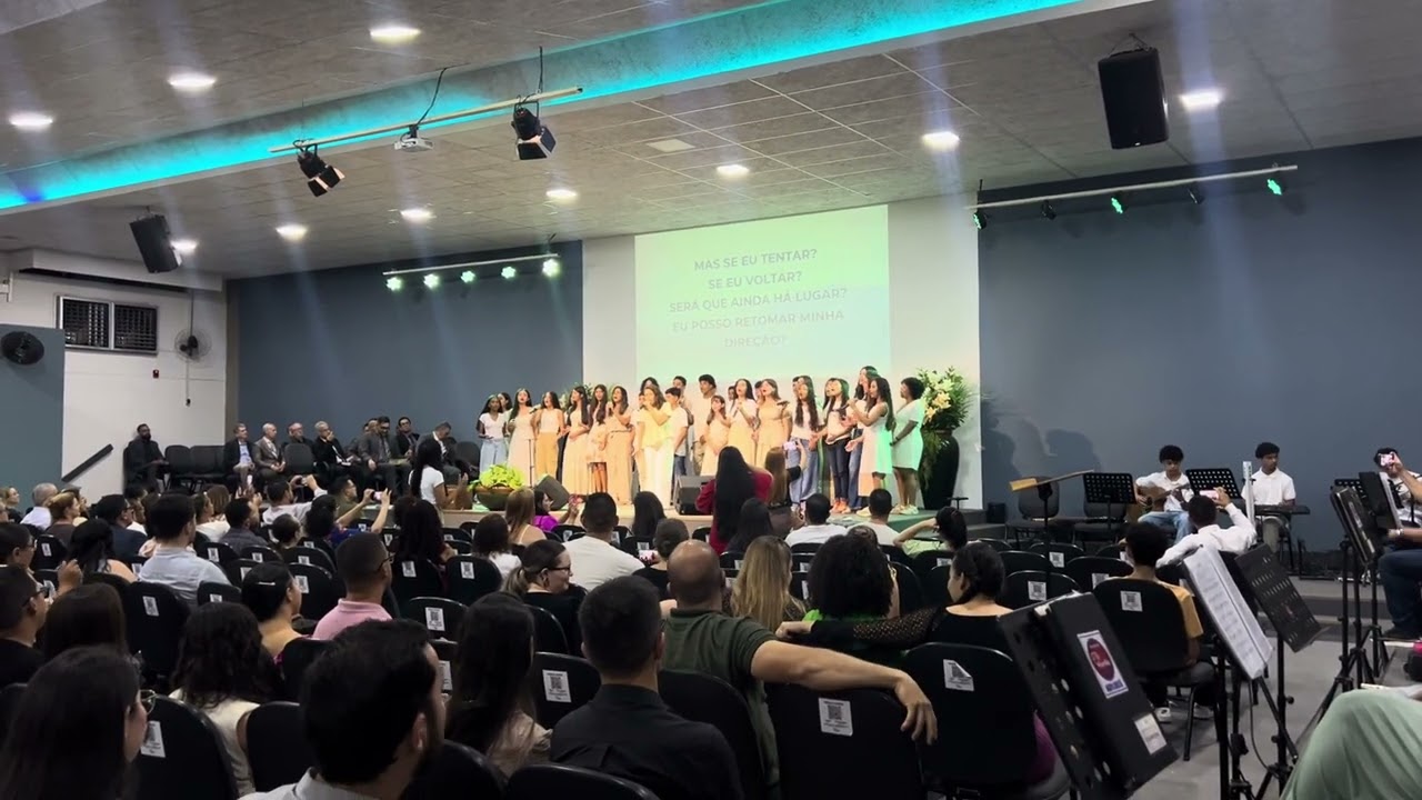 Adolescentes AD Família cantando 