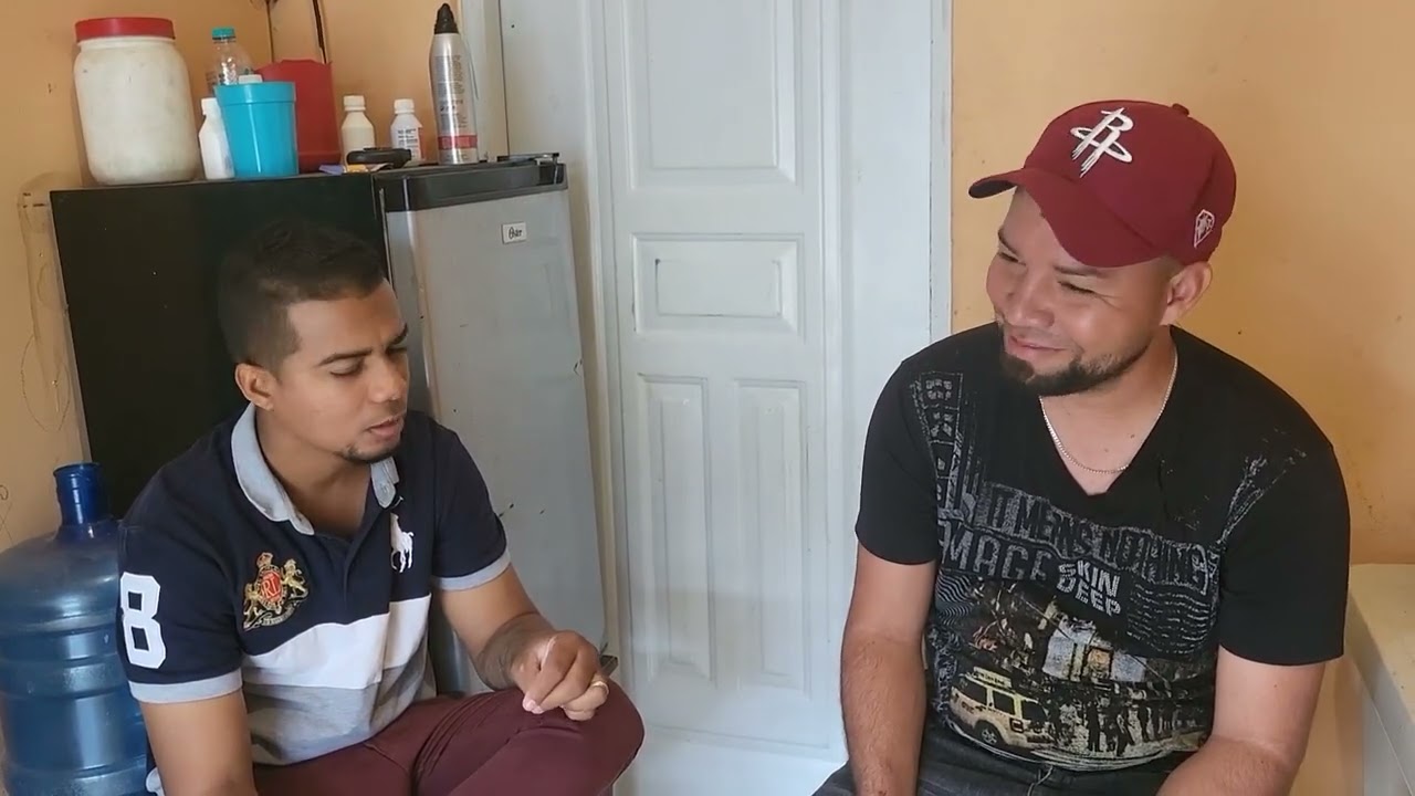Hombre hiva de casa en casa comiendo y bebiendo cafe sin poner ni uno y mira que paso 
