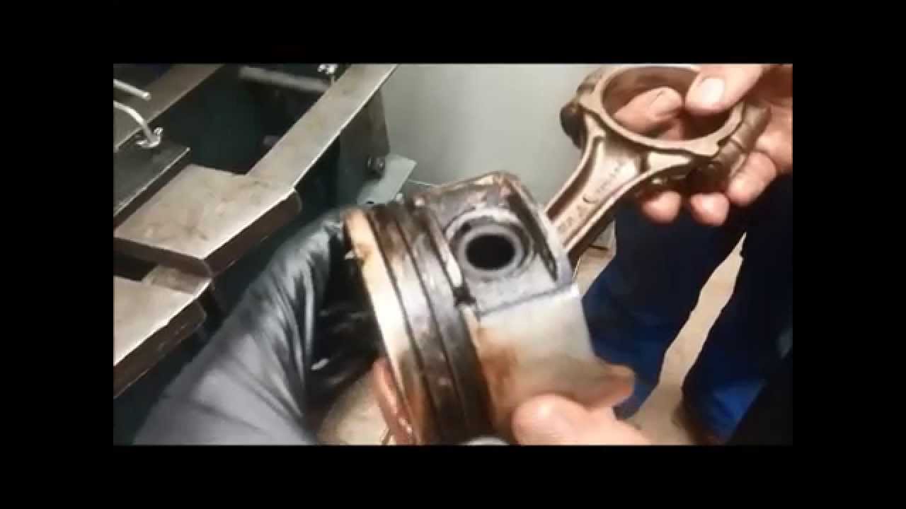 Pressing a wrist pin out