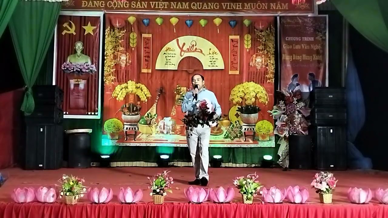 Ca sĩ Hoài Linh trình bày 
