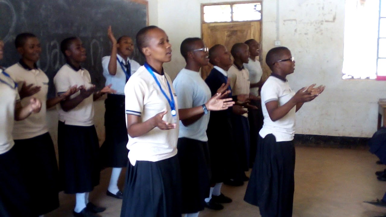 Wanafunzi wa CASFETA wa Mkuu High and Sec. School wakimuinua JEHOVA.