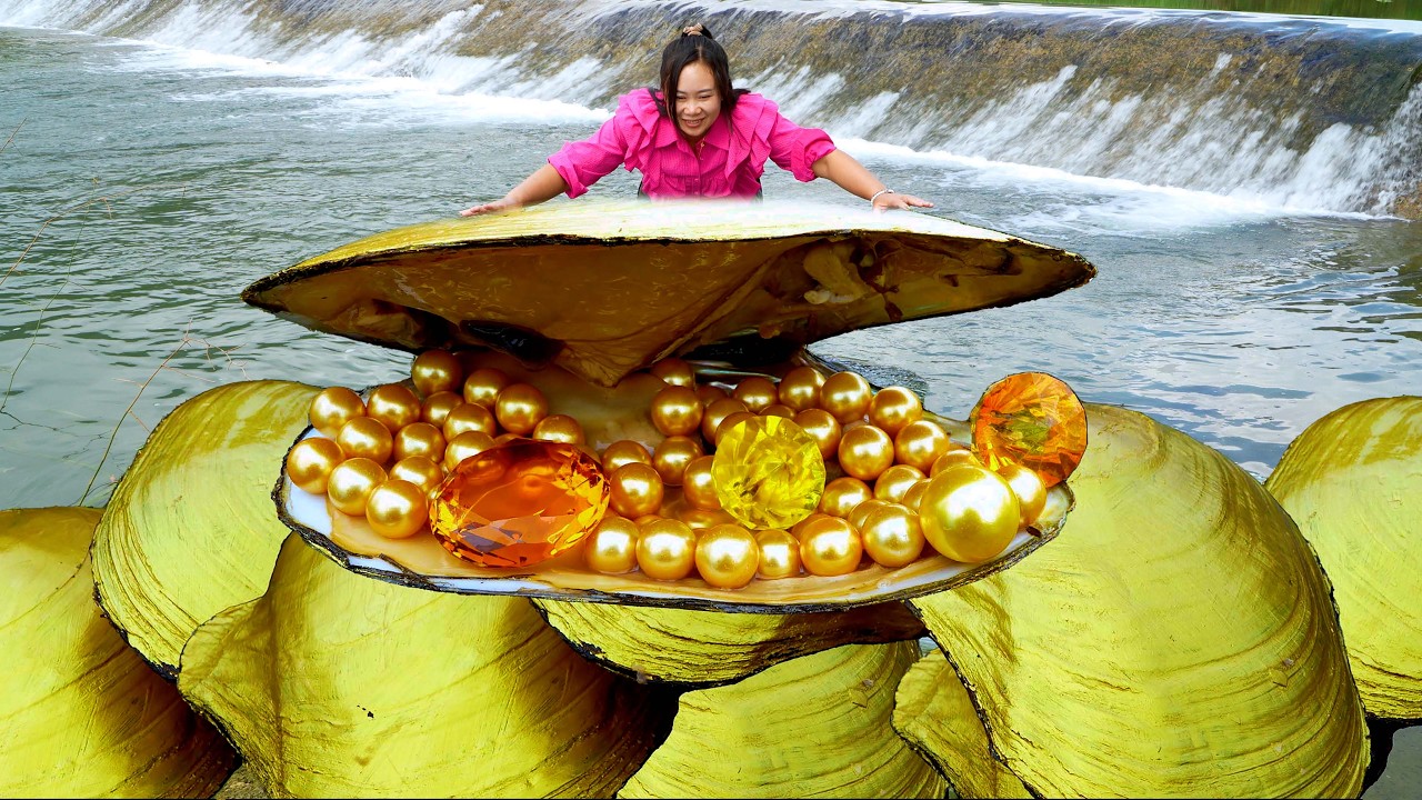 😱🎁Pry open the sparkling giant clams, which contain dazzling golden pearls that are enchanting