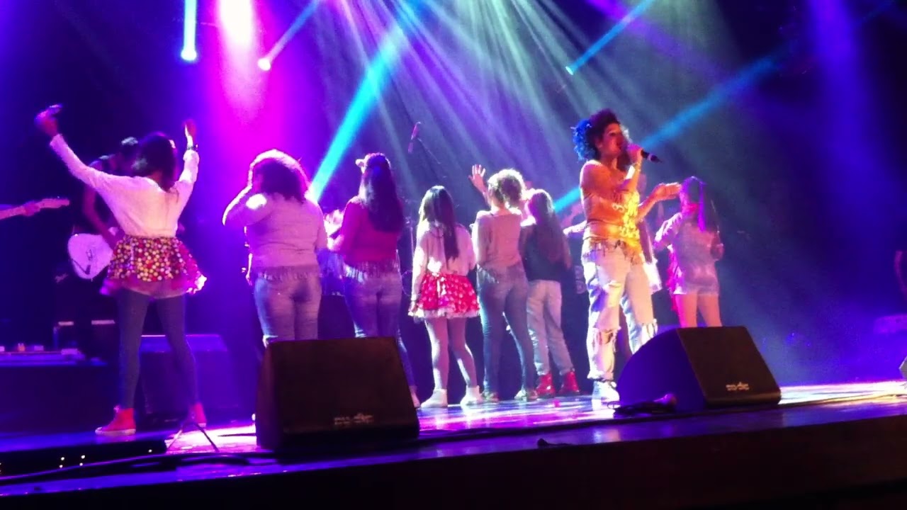 Liz participando en el concierto