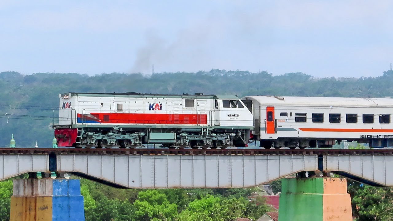 KERETA API MELAYANG MELINTAS DIATAS JEMBATAN SUNGAI BRANTAS KAMPUNG JODIPAN MALANG