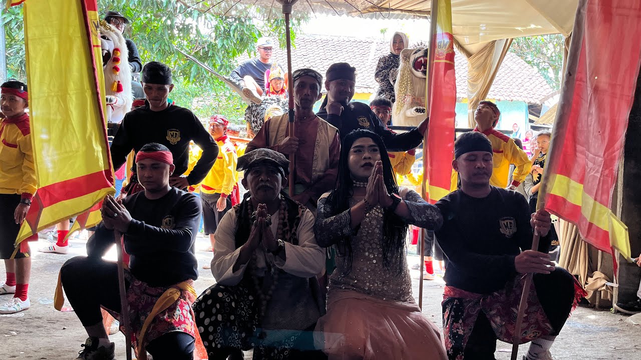 UPACARA ADAT LENGSER SENI BENJANG MEKAR BUDAYA DI PASIR KUNCI