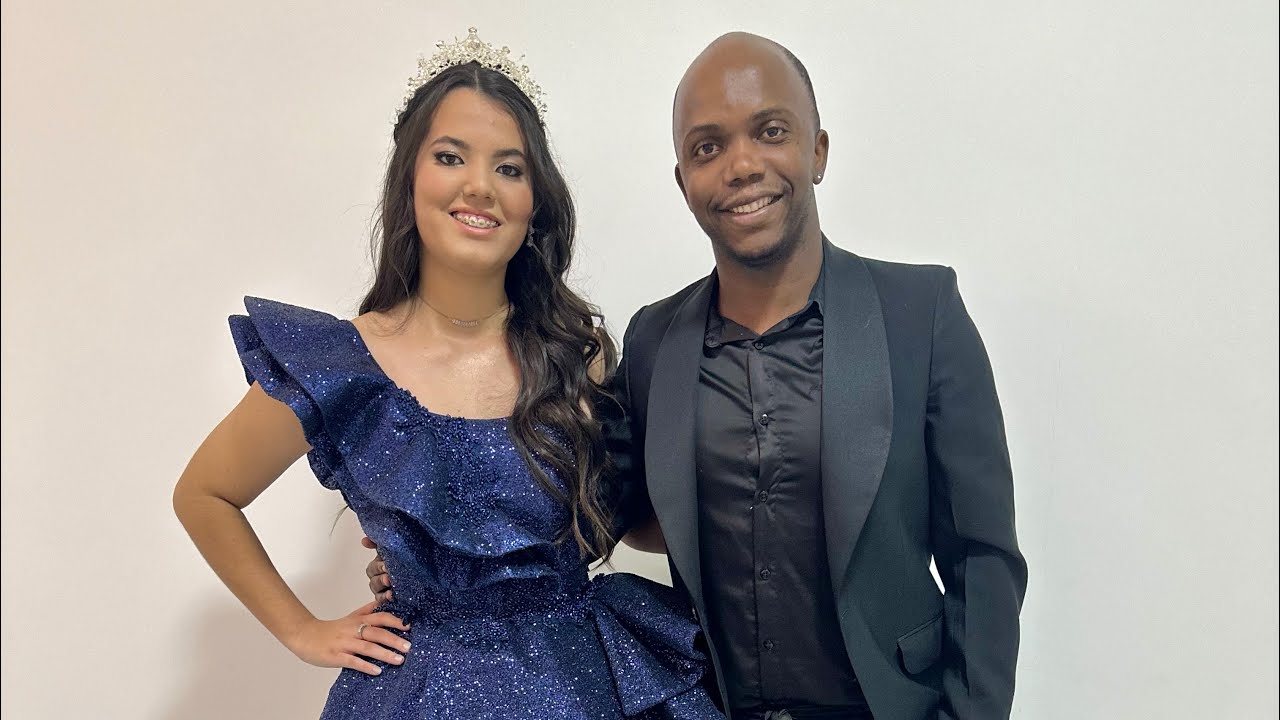 Troca da boneca com espelho da debutante Ana Júlia