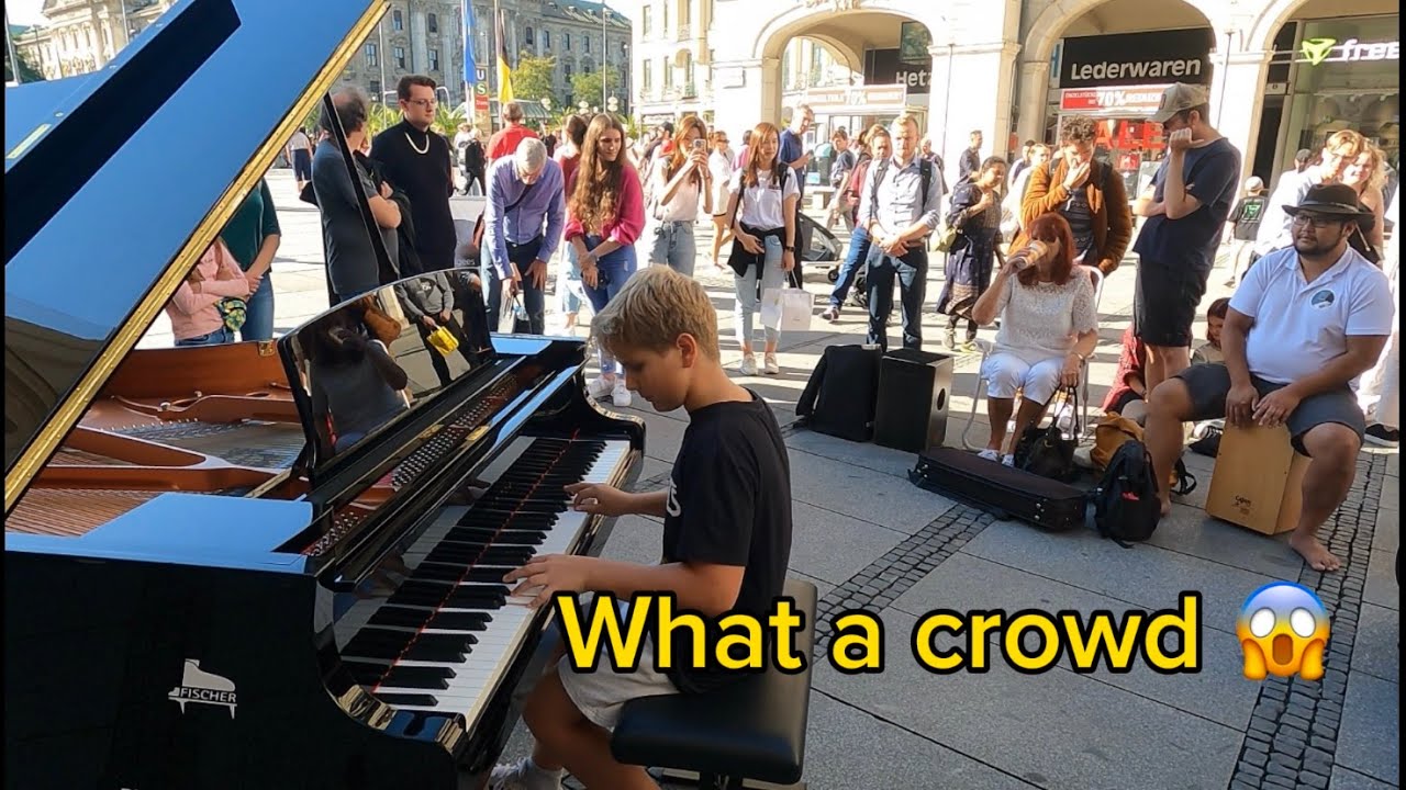 Improvisation in the city Munich 😅 Playing Piano Covers in Public