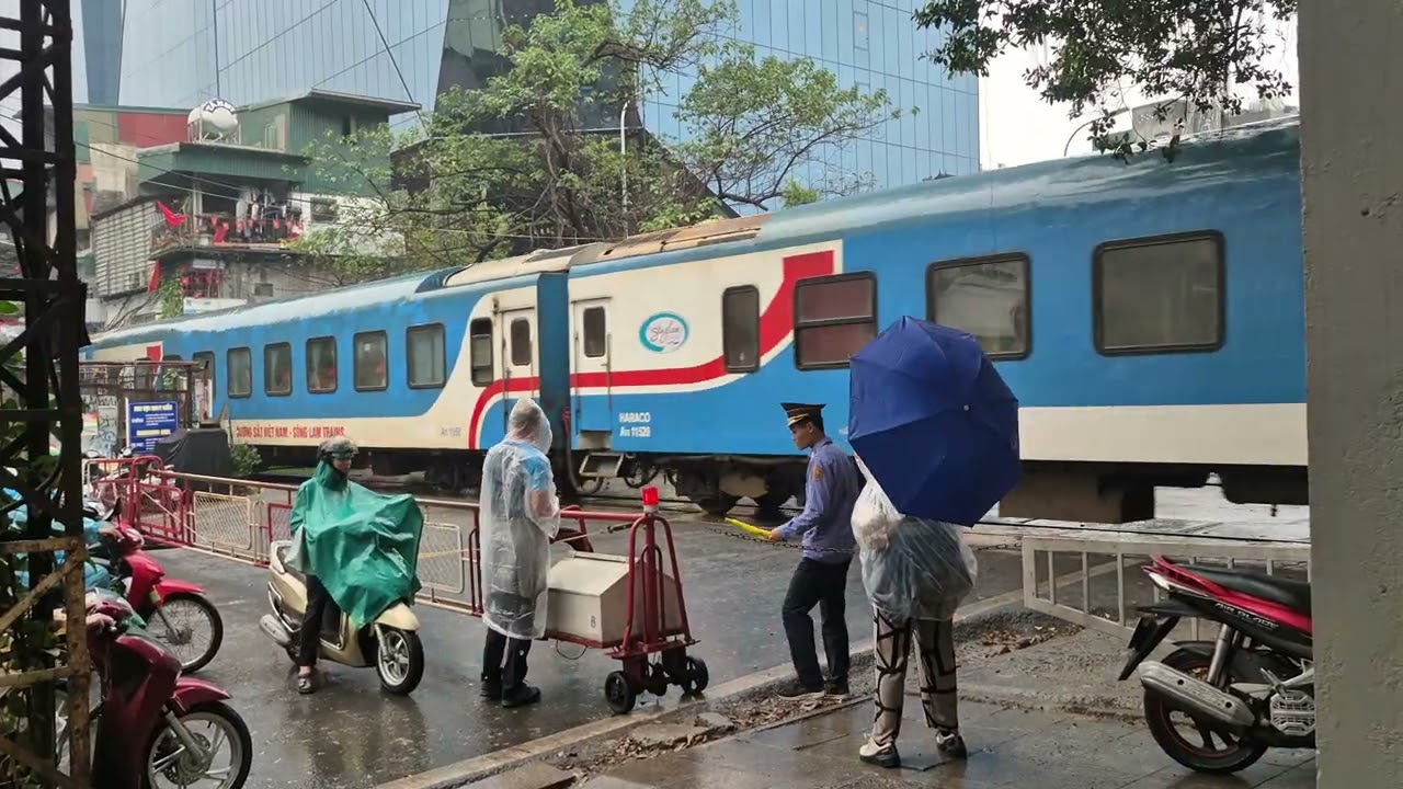 [22/2/2026 9h15]: D19E-909 kéo tàu rỗng rời ga Hà Nội