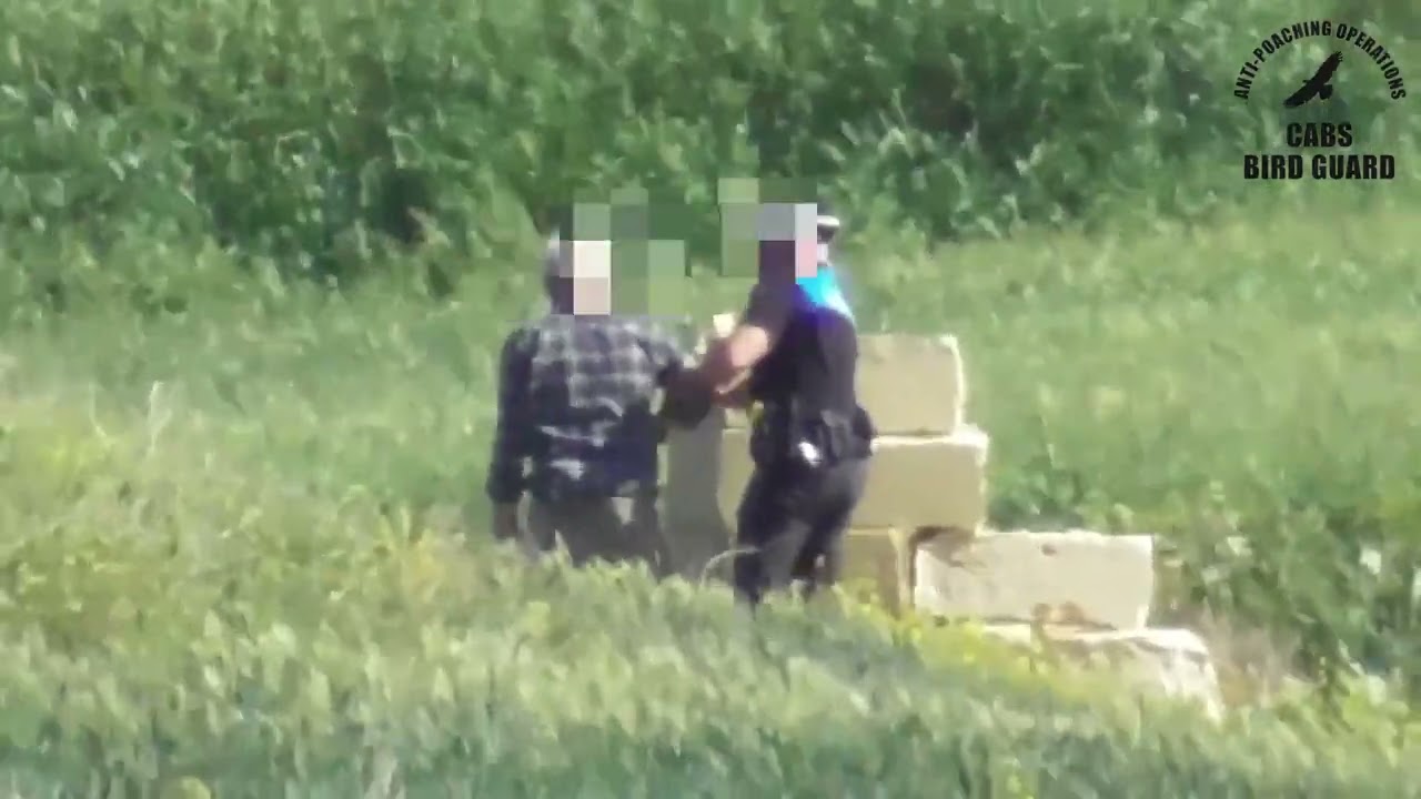 CABS | Gozo Police handcuffing bird trappers.