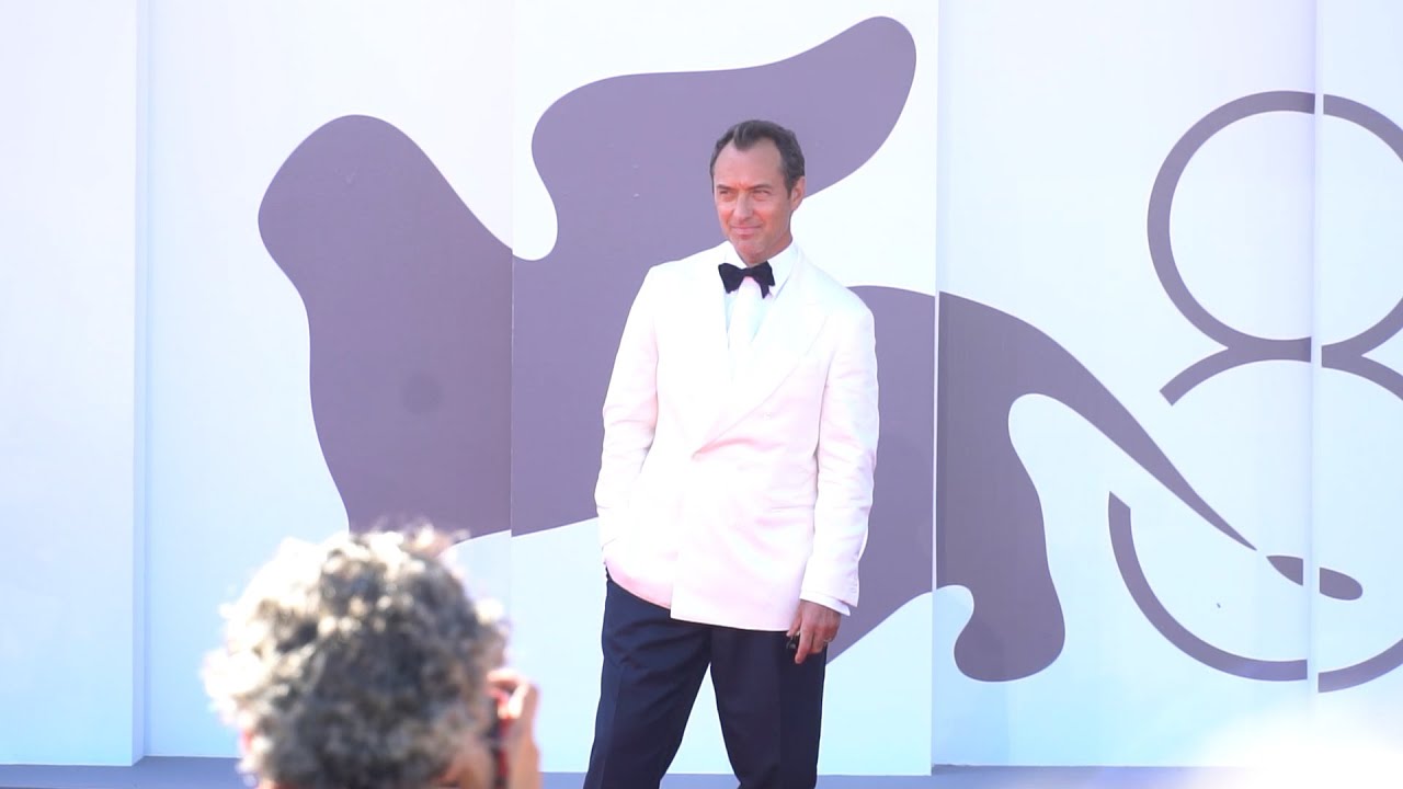 Mostra del Cinema di Venezia, sul red carpet Jude Law e il cast de 
