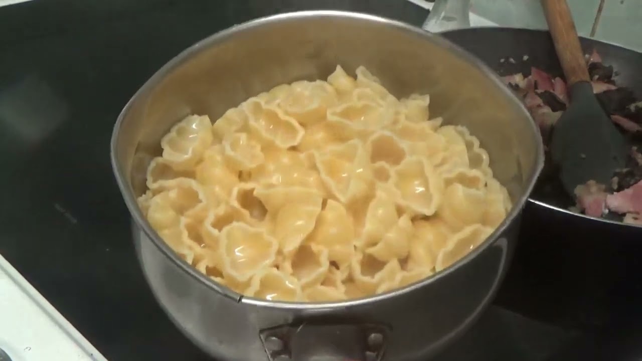 Паста с курицей, беконом и грибами
