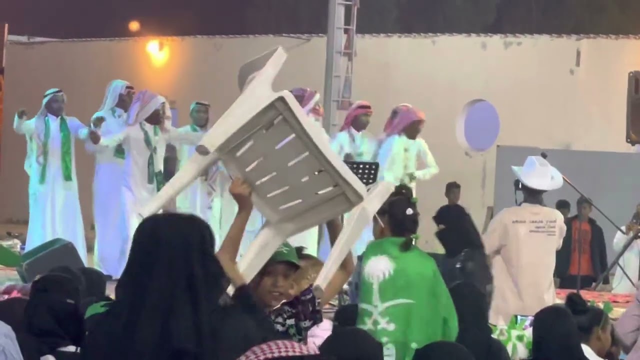 الفنان عويضه. الدوسري في حديقة الميراث في خميس مشيط يوم الوطني السعودي