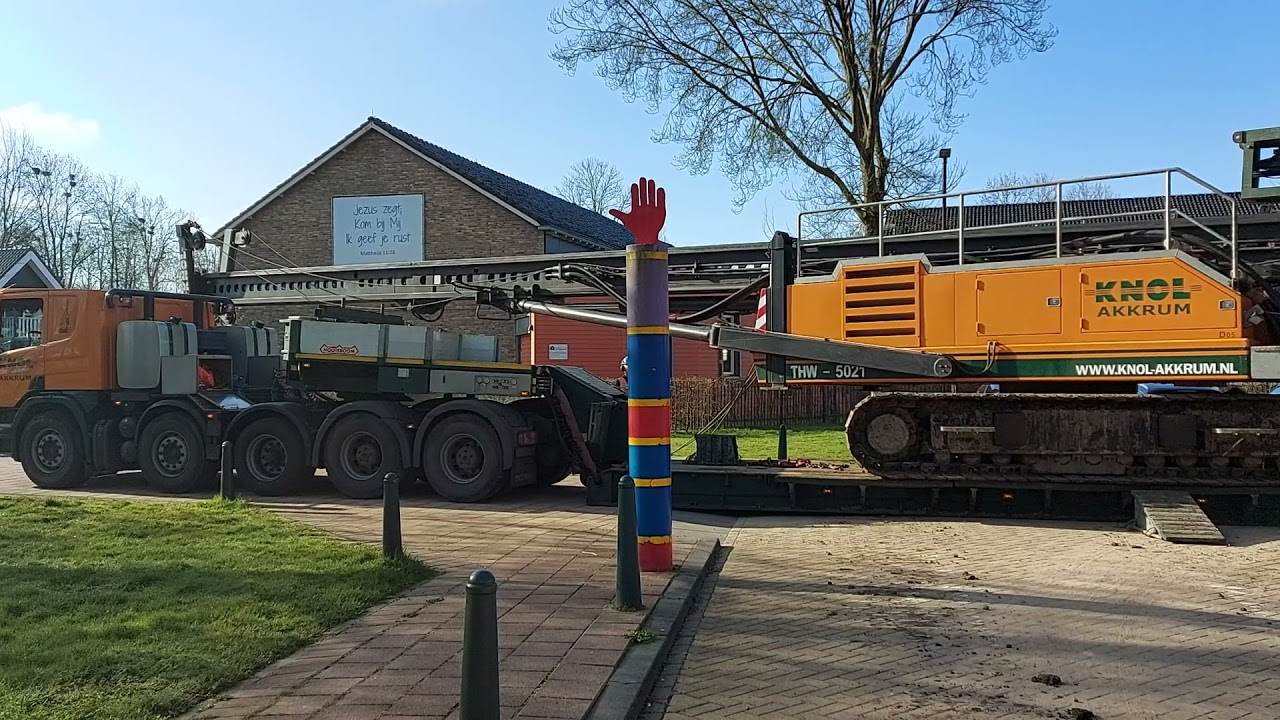 Afbouwen heimachine in Bolsward 16 April 2021