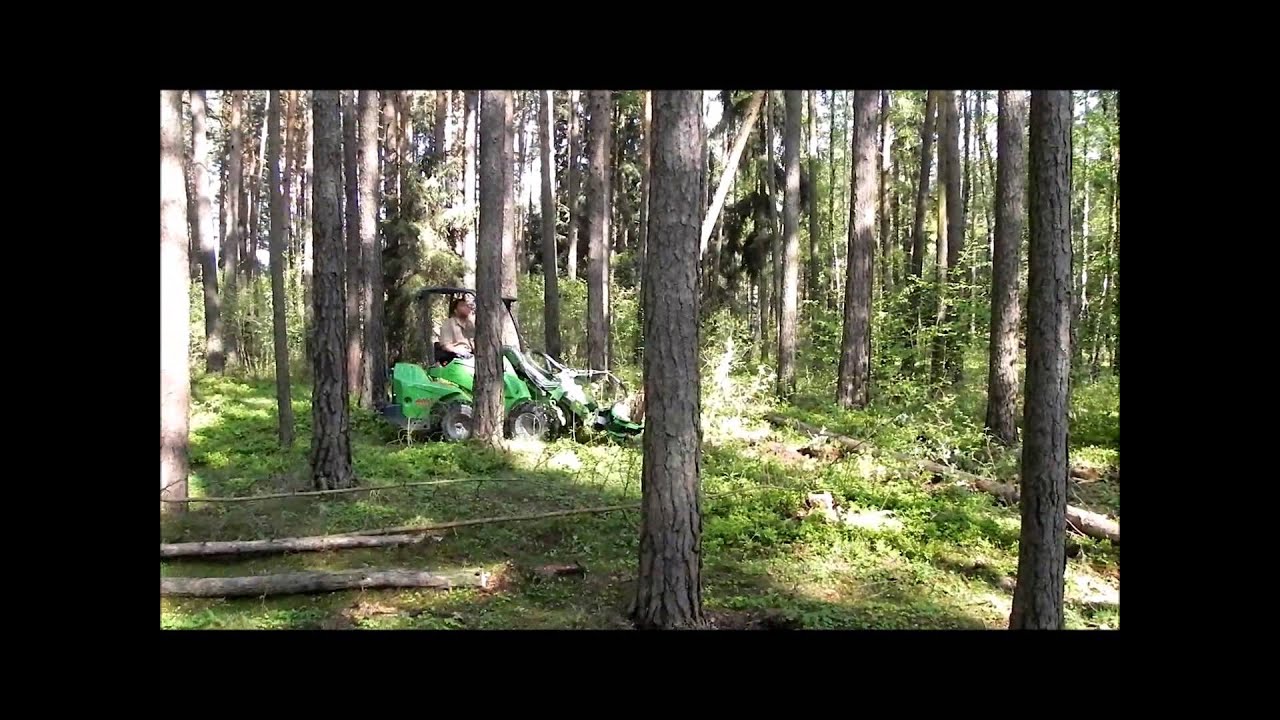 Nakladač Avant 635 a kleště na kulatinu do maximálního průměru dřeva 19 cm