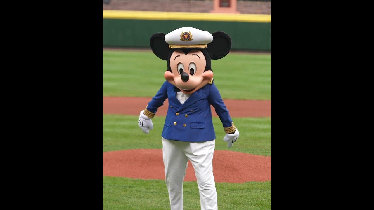 Captain Mickey Mouse from @DisneyParks brought the magic to Championship Sunday at the #LLWS! ⚾⚓