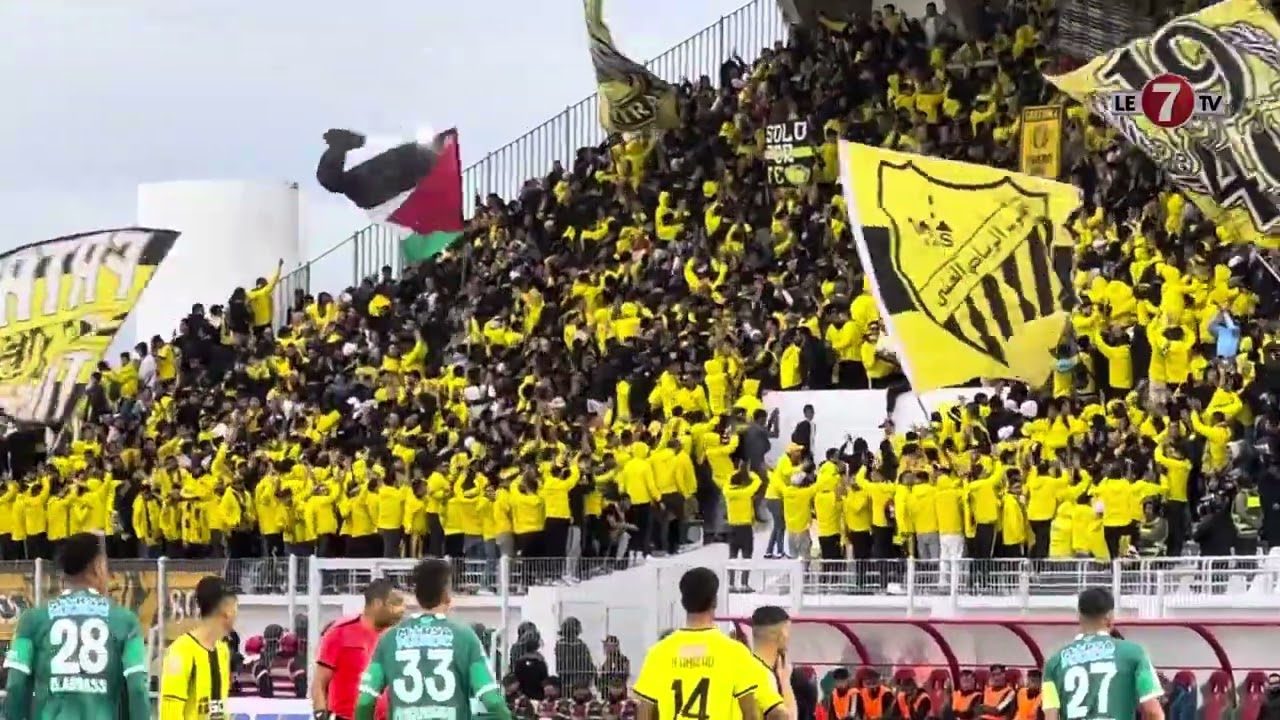 جماهير المغرب الفاسي  باللون الأصفر والأسود يبدعون بملعب العربي الزاولي