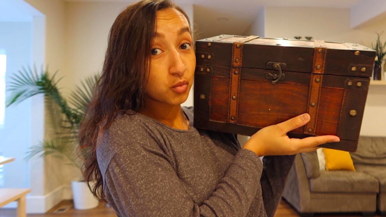 WHAT WAS MY CHILDHOOD LIKE? Showing you guys my secret memory box!
