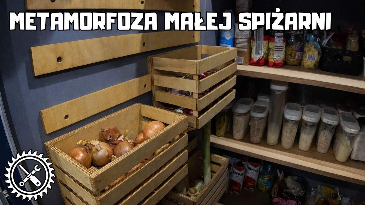 Aranżacja małej spiżarni z użyciem drewnianych p&oacute;łek i wiszących koszyk&oacute;w w systemie 