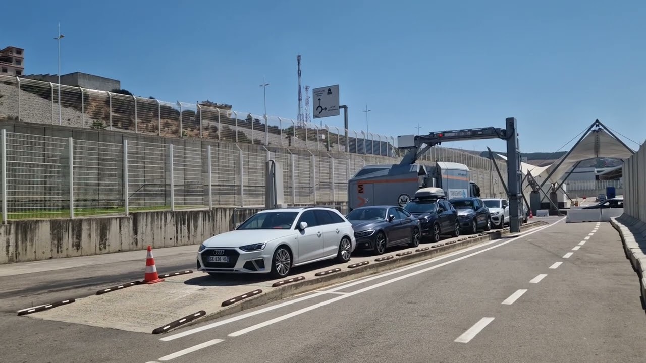 Auto onder de scan in Tanger Med, Marokko 09-08-2024