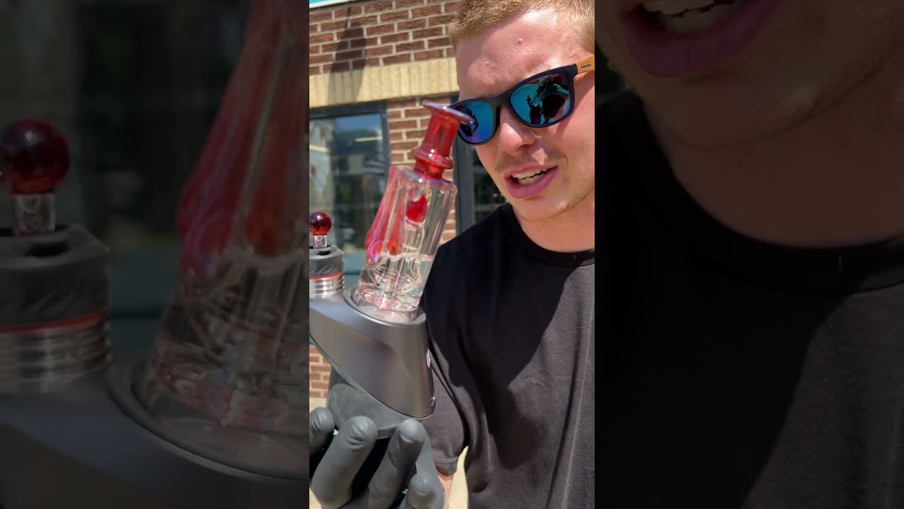 Uzzi Glass looking BEAUTIFUL in the sunshine! #420 #puffcopeakpro #710 #420vibes