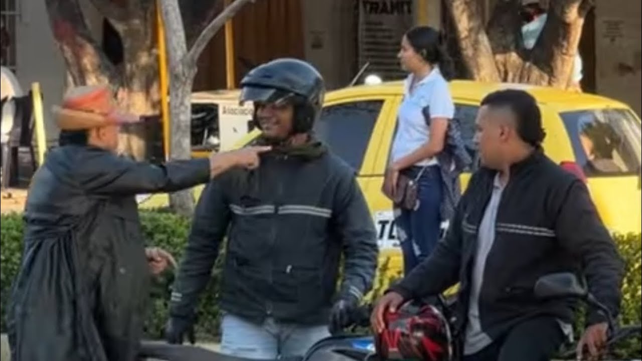 el viajero del tiempo y los mototaxis * chente mcfly * #viral #comedy #futuro #bromas
