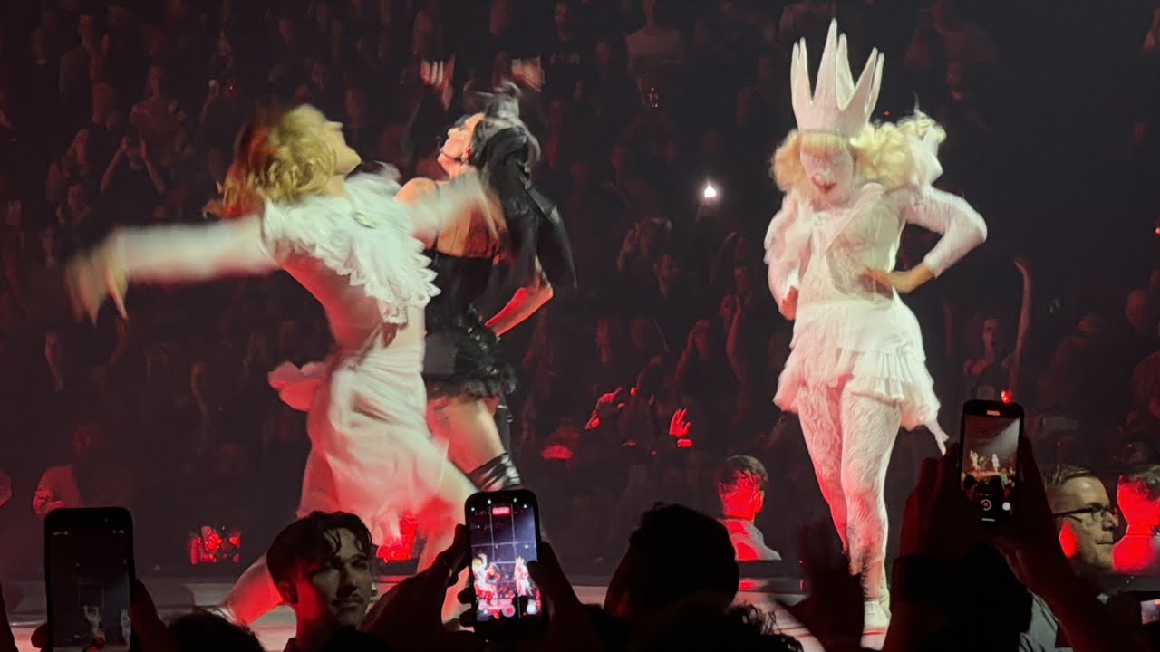 Lady Gaga – Poker Face – live in Berlin, N1 4.11., MAYHEM Ball | Uber Arena