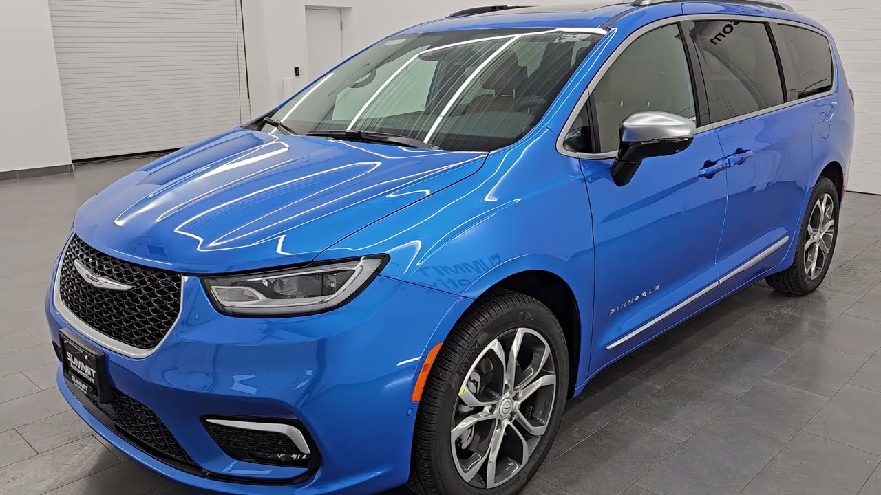 Chrysler Pacifica Pinnacle 2026 года, цвет Hydro Blue, салон цвета Sepia, видеообзор в формате 4K...