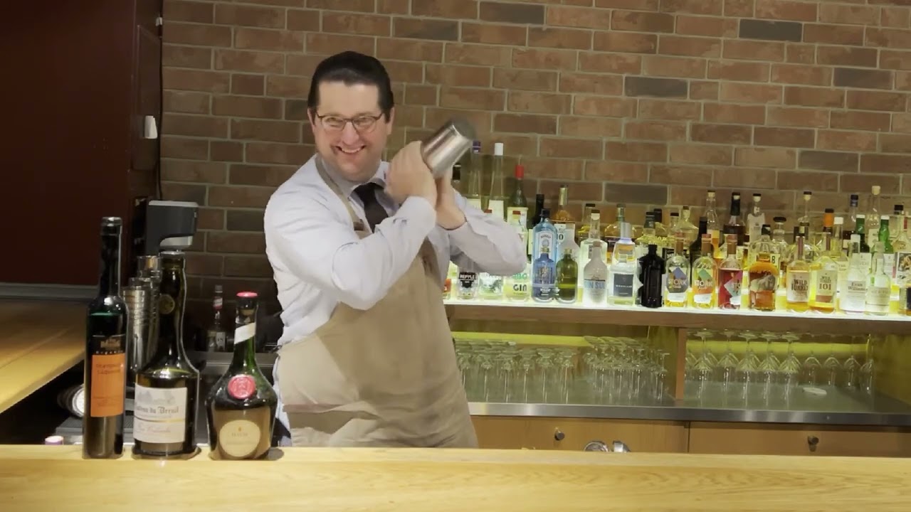 Der Honeymoon Cocktail - Mit Calvados zum Liebesapfel um den die Kräuter tanzen