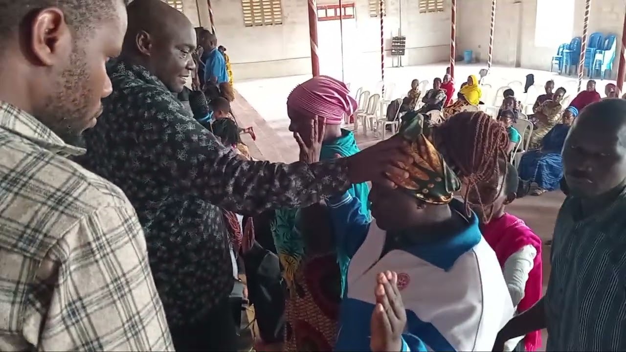 Wana Mungu wakipokea maombi ya kuinuliwa katika maisha yao.