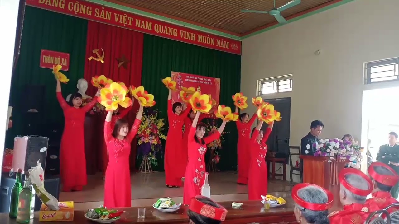 Nhóm đam mê múa hát thôn đô xá chúc thọ các cụ 