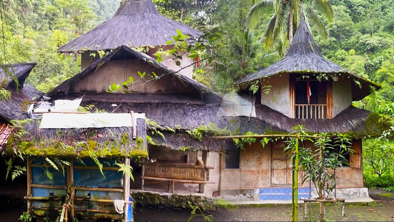 Ternyata Masih Ada Rumah Bumi Asli di Kaki Gunung Galunggung! Suasana Saat Hujan Bikin Adem Banget 