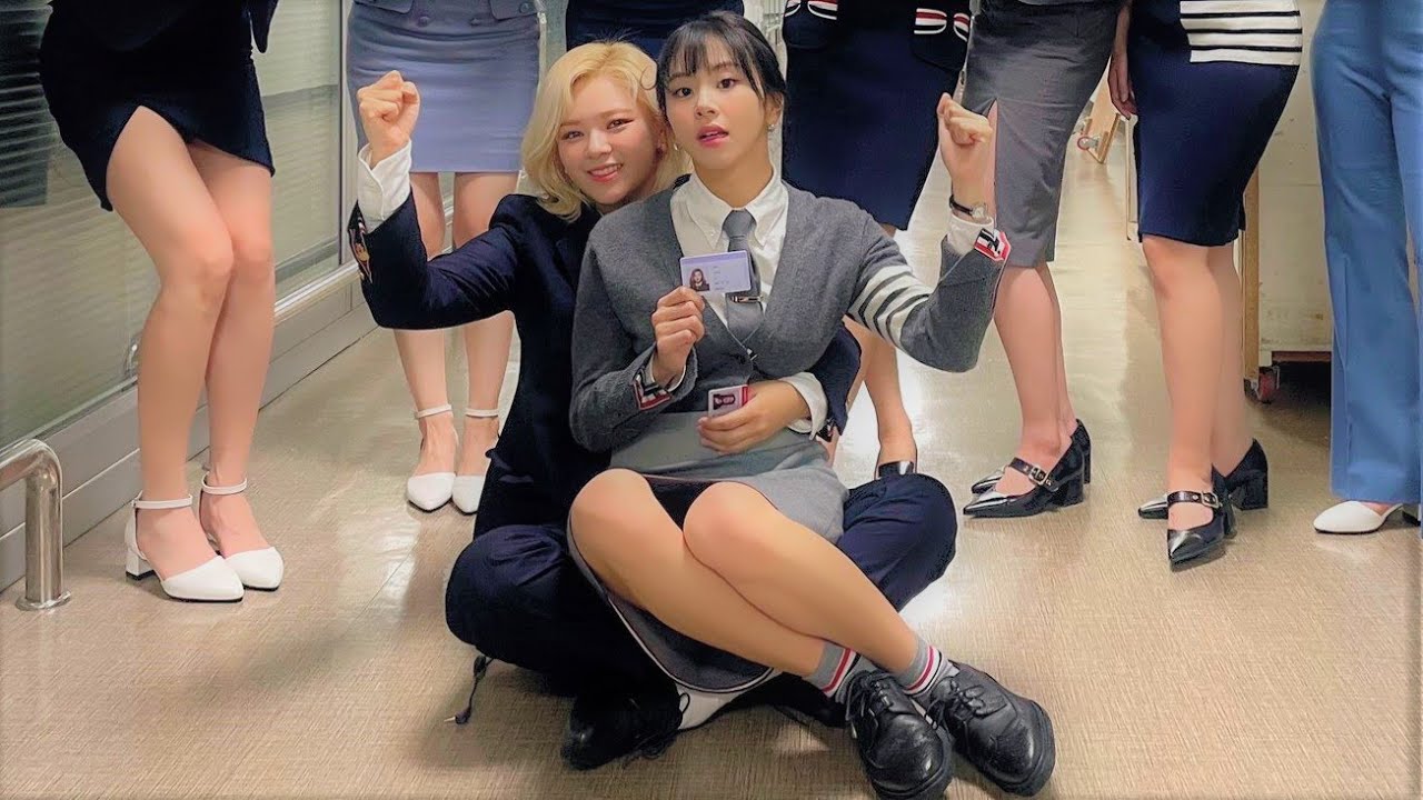 TWICE (트와이스) Chaeyoung sitting on Jeongyeon's lap | JeongChaeng | 정연 채영