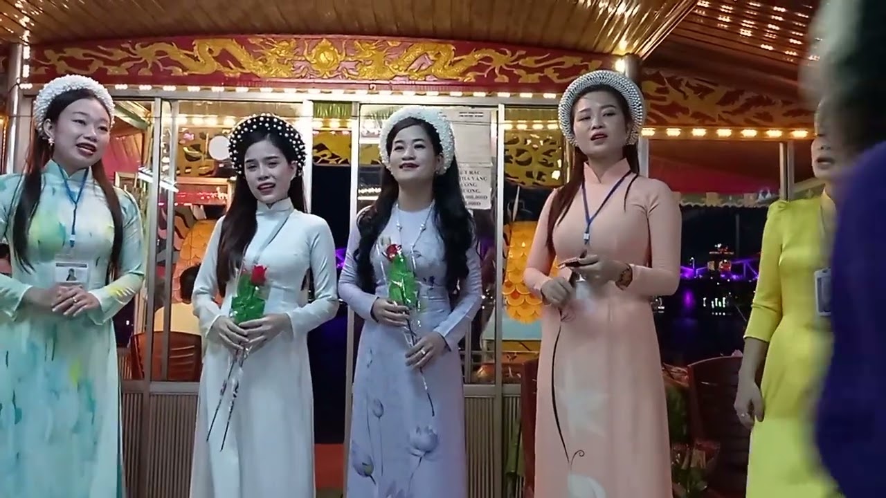 Câu hát xứ Huế trên sông Hương