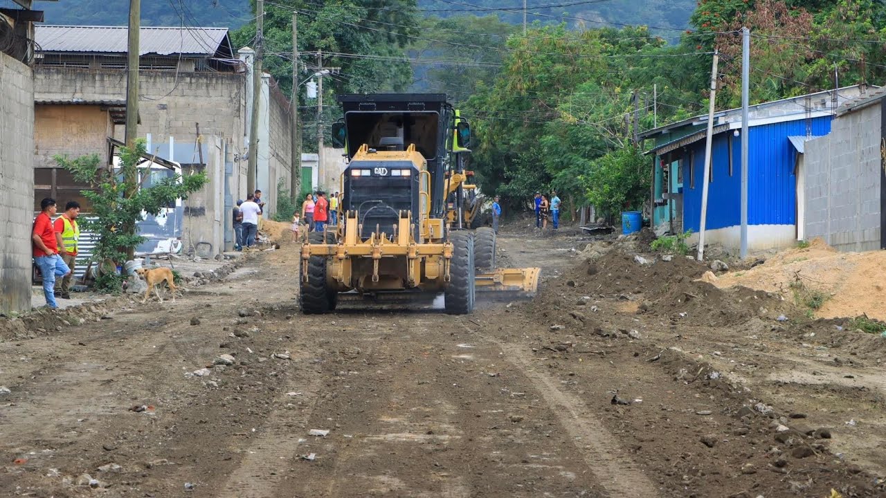 Trabajos de terracería en la colonia Villas del Paraíso, sector Chamelecón