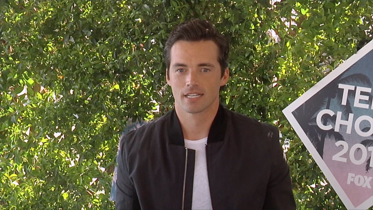 Ian Harding Teen Choice Awards 2016 Green Carpet