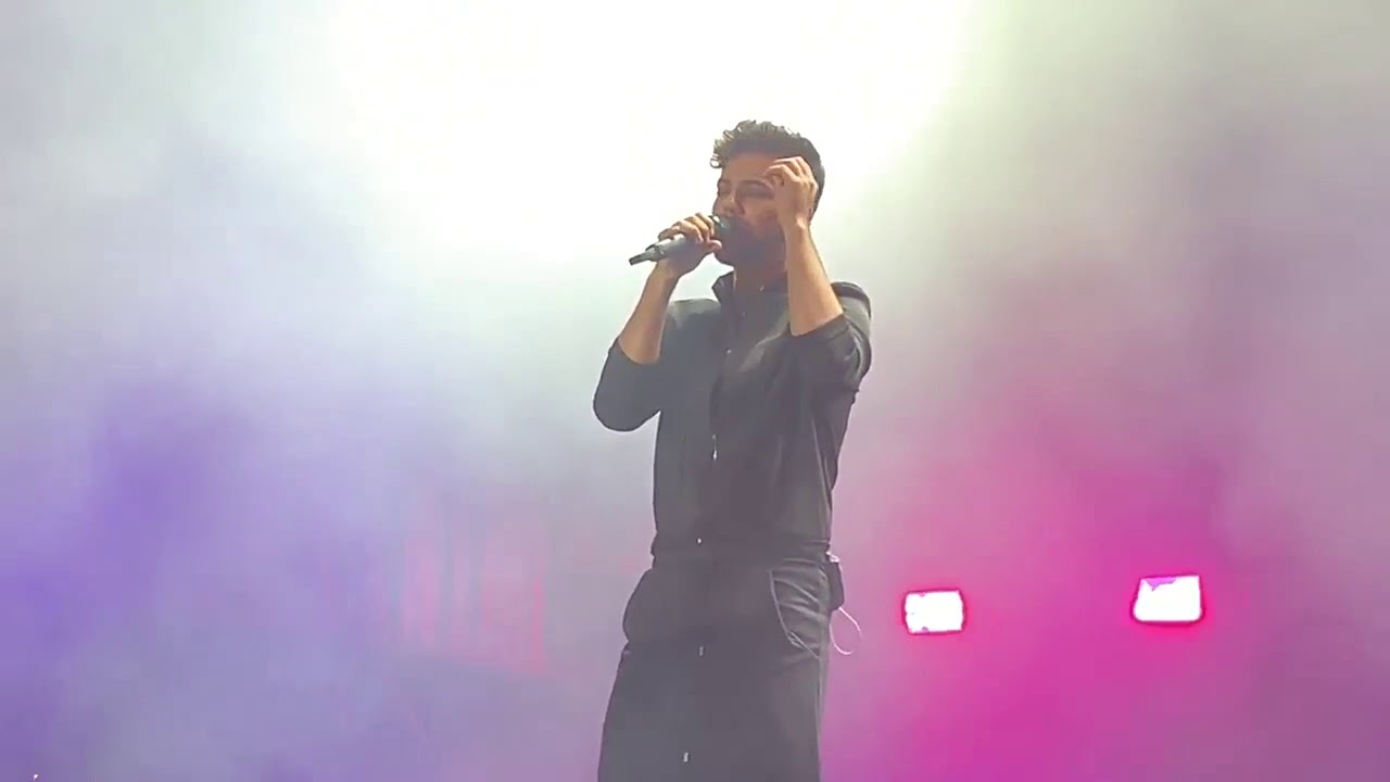 Agoney canta 