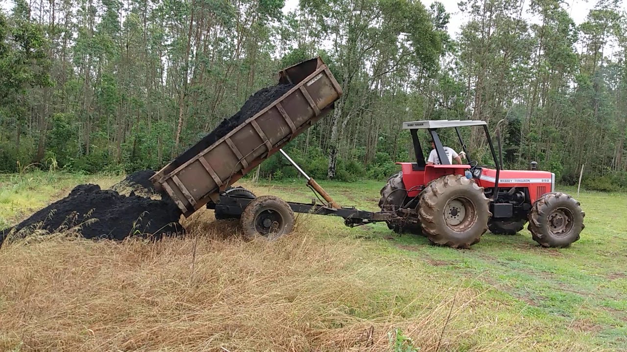 Trator com carreta basculante feita com peças reutilizados