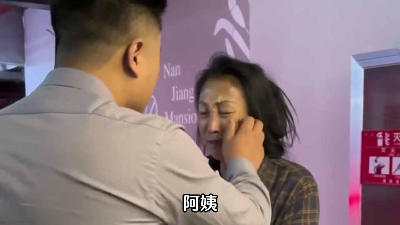 阿姨太不容易了，咱能帮一下就帮一下吧。 #一定要看到最后 #传递正能量