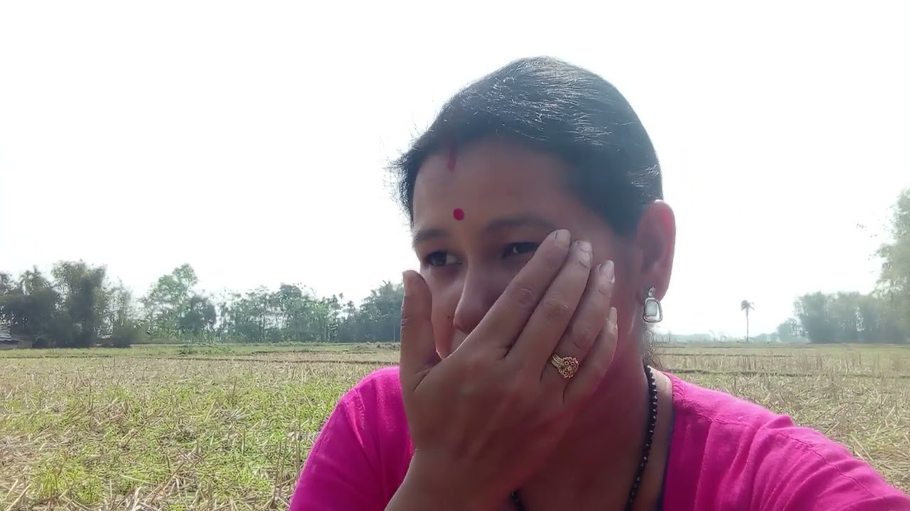 কিহৰ দুখত পথাৰৰ মাজত বহি থকিৰ লগা হ'ল